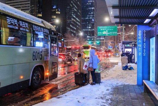 韩国医院屡遭黑客攻击 网络安全引关注 12月4日,在韩国首尔,人们在雪中候车。新华社发(朴晋泽摄)