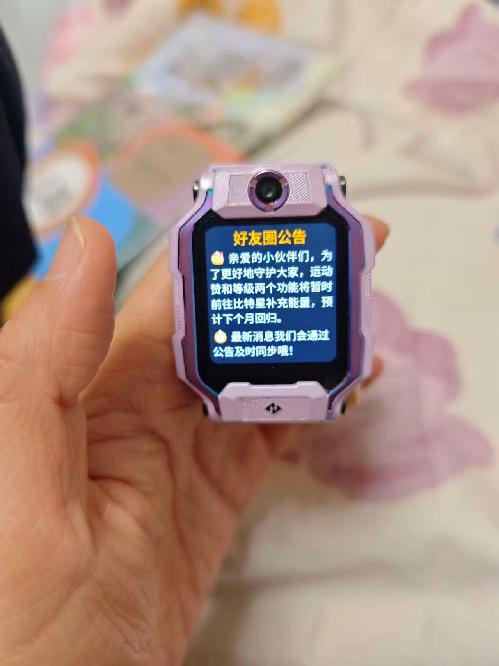 小学生沉迷“刷赞当大佬”，电话手表的社交乱象如何规范？