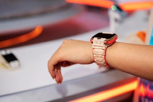 小学生沉迷“刷赞当大佬”，电话手表的社交乱象如何规范？