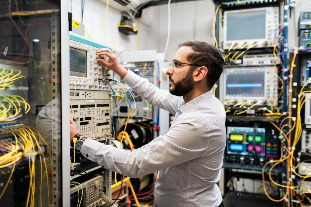 450Tb/s！商业光纤数据传输速度创纪录