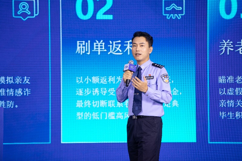 @二喜警官谈反诈短视频科普:笑点是敲门砖,守护平安是最终答案 @二喜警官谈反诈短视频科普:笑点是敲门砖,守护平安是最终答案